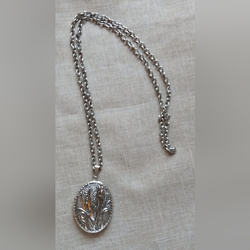 Sarah Coventry Signed Silver Tone 14" Photo Locket Necklace